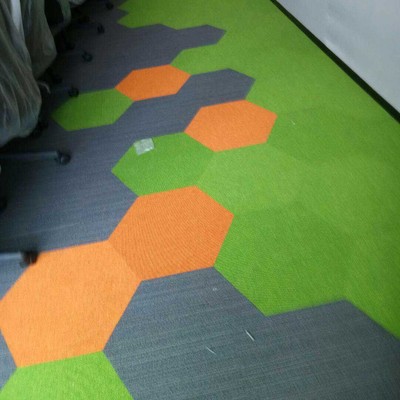 彩色方块地毯点缀